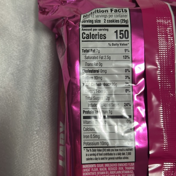 Lady Gaga Limited edition collector pink Oreos sandwich cookies. 12.2 ounce - Picture 4 of 5